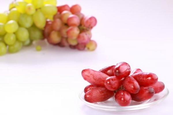 葡萄叶子有黄斑是怎么回事，叶子发黄怎么治