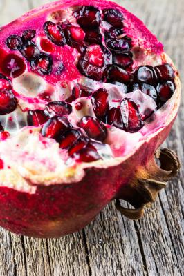 吃剩的“石榴皮”可别仍，放在冰箱里，异味通通不见了，...