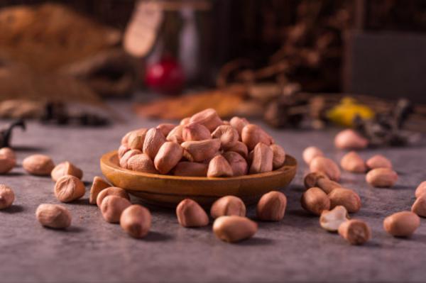 他在花盆里种了1棵花生，惹得大家都在效仿