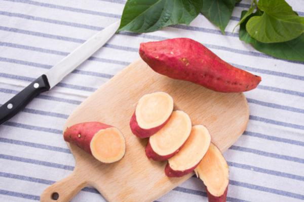 地瓜水培视频：吃剩的地瓜往盆里一放，长成大盆景！