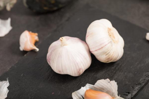 大蒜治痔疮吗,大蒜的功效